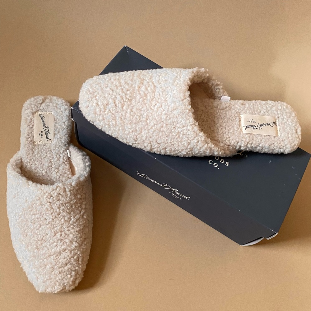 New in box Sherpa fuzzy slip on flats size 7.5 universal thread
